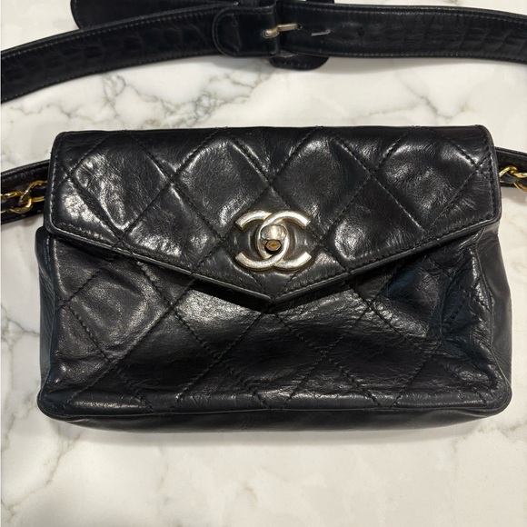 Vintage authentic Chanel belt bag - Picture 2 of 16
